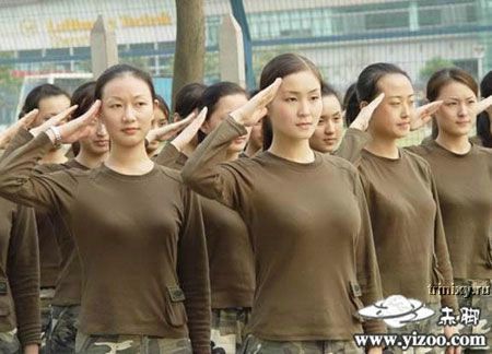 Как выглядит девушка-солдат в разных странах мира. Women_mil_06