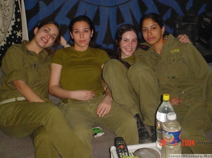 Как выглядит девушка-солдат в разных странах мира. Women_mil_13