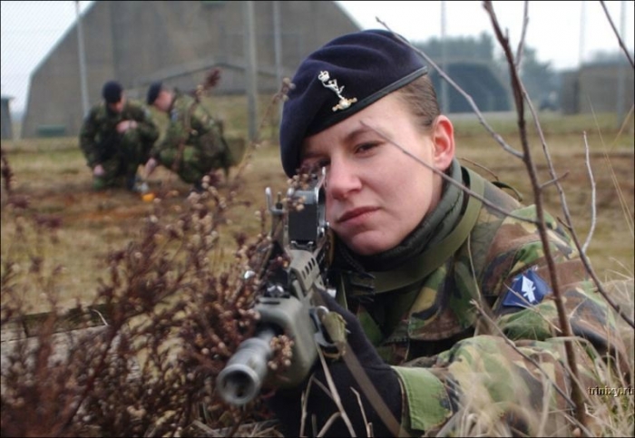 Как выглядит девушка-солдат в разных странах мира. Women_mil_26