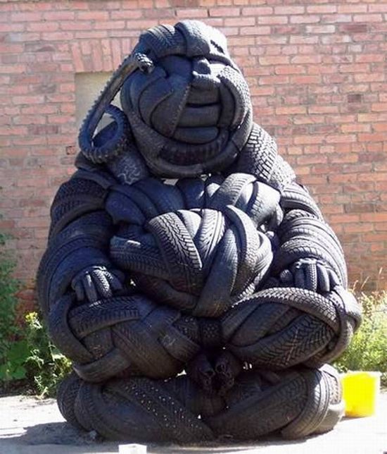 http://de.trinixy.ru/pics4/20100212/sculptures_made_from_used_tyres_2_13.jpg