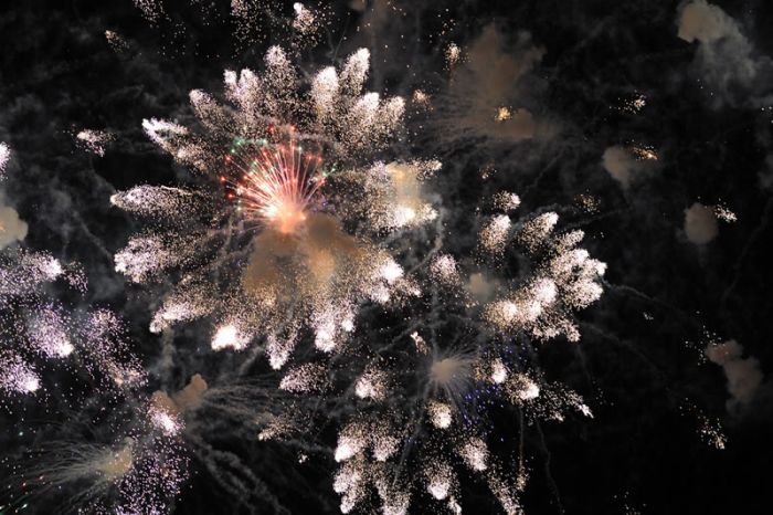 http://de.trinixy.ru/pics4/20100706/awesome_fireworks_23.jpg